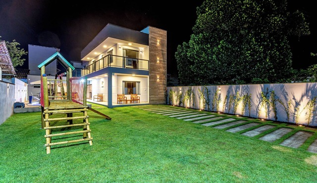 House with 4 suites, pool and barbecue area near beaches and waterfalls.