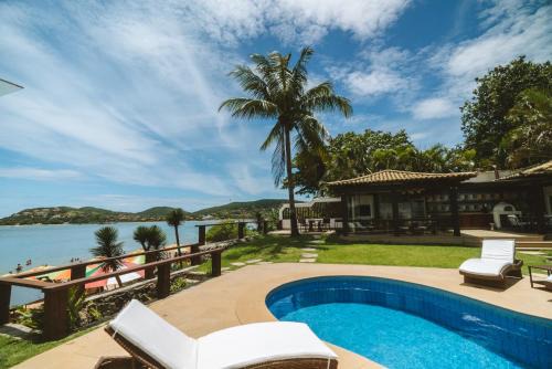 House with 5 suites on the sand of Ferradura Beach
