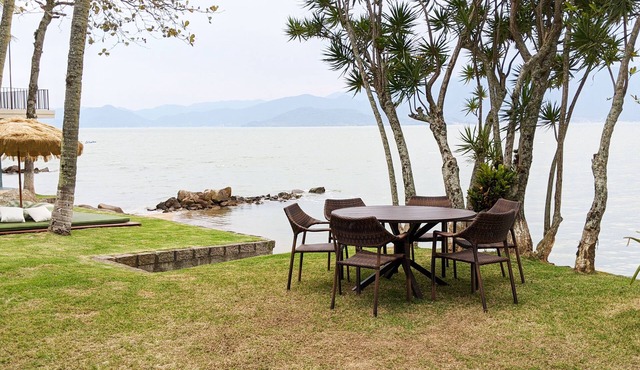 *House with 6 suites and private beach*