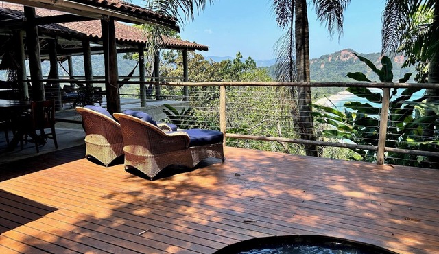House with 7 suites and ocean views - Barra do Sahy Beach.