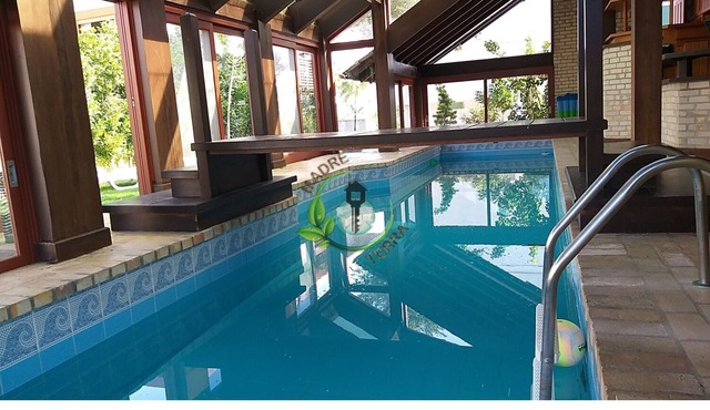 House with heated pool 50m from the sea.