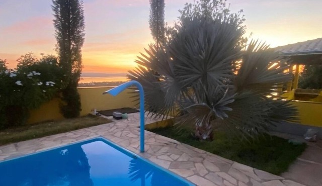 House with heated pool for up to 16 people close to the beach.