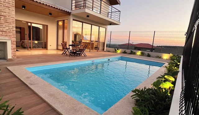 House with mountain views, pool, hot tub and mountain views, near the Thermas.