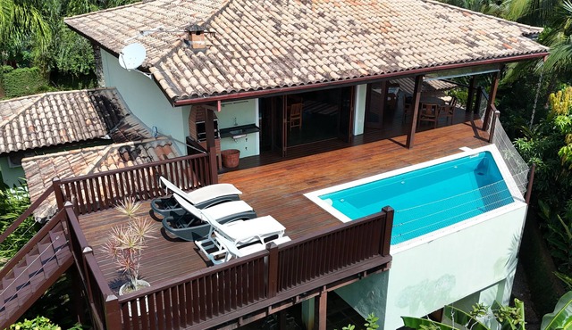 House with pool and sea view in upmarket neighborhood for up to 10 people with WIFI.