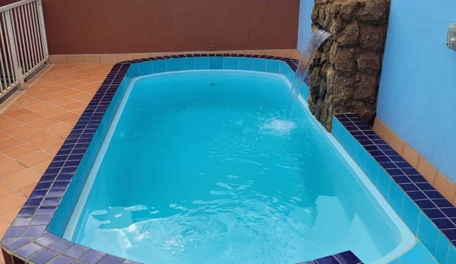 House with pool for 6