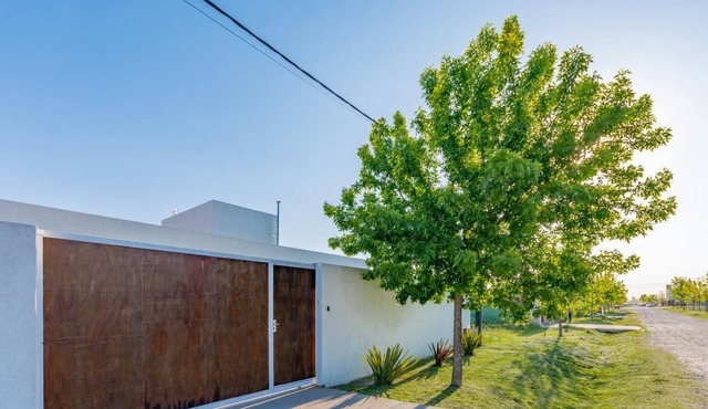House with pool in Roldan