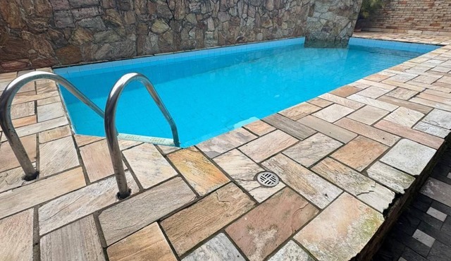 House with pool in the center of Mongaguá, near the street market, beachfront house.