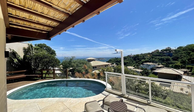 House with stunning views, barbecue, and pool, 600m from João Fernandes beach.