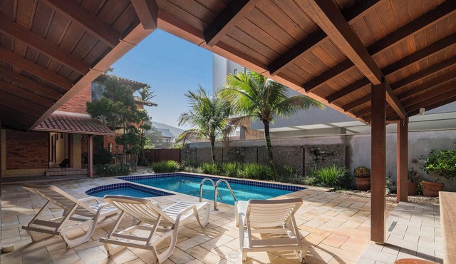 House with solarium overlooking the sea, with heated pool and barbecue.