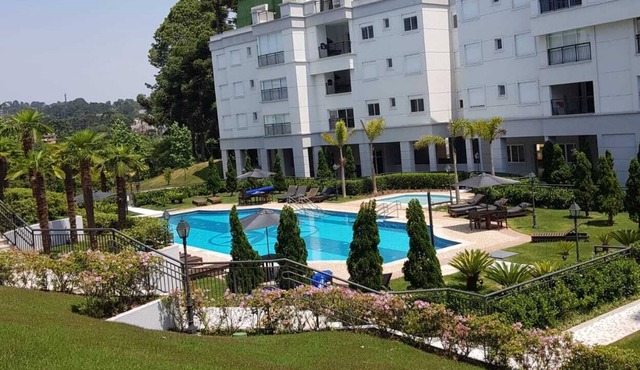 In a closed condominium very close to the center of Capivari/ 3 bedrooms.2 gar.