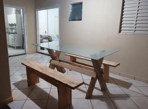 Iporã casa simples Ar-cond, wi-fi, smartv, máquina de lavar 6 pessoas, equipado com churrasqueira, garagem para 4 carros sendo 2 coberta, Hop Independente