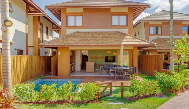 IT83 Beautiful Bungalow with 4 Suites, Marluá - Beachfront