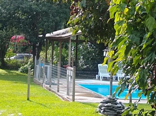 JACARANDÁ Chalés com piscina em São José da Serra MG