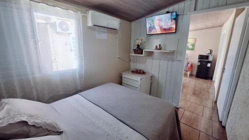 KITNET k1 em TORRES-RS - Na mais bela praia Gaúcha - 2 quartos - Frigobar - micro-ondas - banheiro - ar condicionado split - TV smart 32' - Wi-Fi - Anfitriã Superhost no BnB