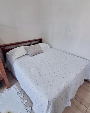 KITNET S2 em TORRES-RS - Na mais bela praia Gaúcha - Cozinha - Banheiro - Ar condicionado - TV smart 32' - Wi-Fi - Estacionamento - Anfitriã Superhost no BnB