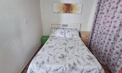 KITNET S4 em TORRES-RS - Confortável com cama casal box, cama de solteiro bicama, televisão, geladeira, micro-ondas, chaleira elétrica, ar-condicionado split - Anfitriã Superhost no BnB