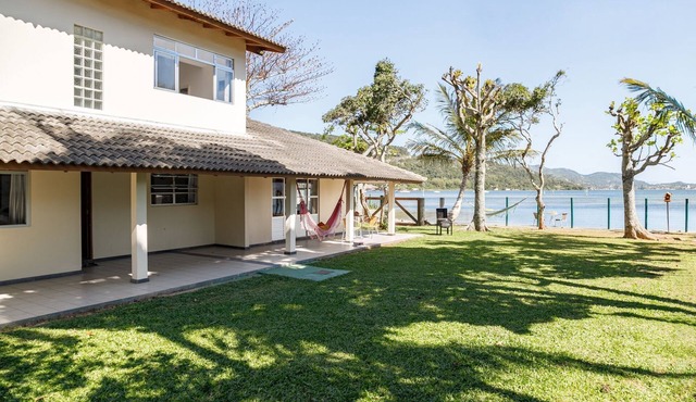 Lakehouse – Exclusive Waterfront Retreat