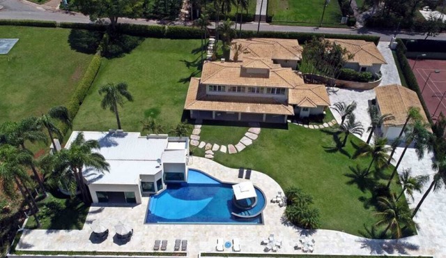 Lakeside Mansion with 10 Bedrooms