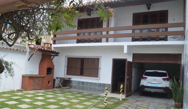 Large 2 Storey House (Sleeps 10)