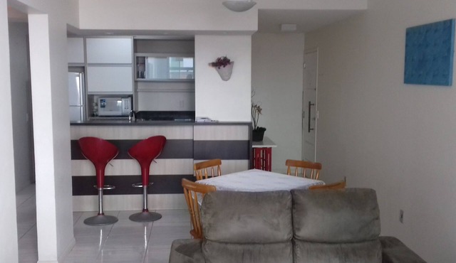 Large 4 bedroom apartment 5min from the beach