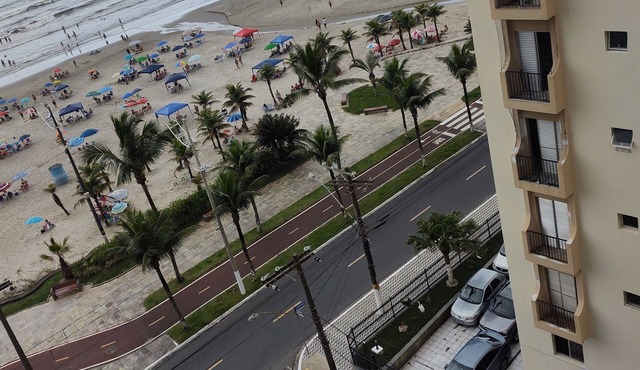 Large Apartment - Walk to the Beach
