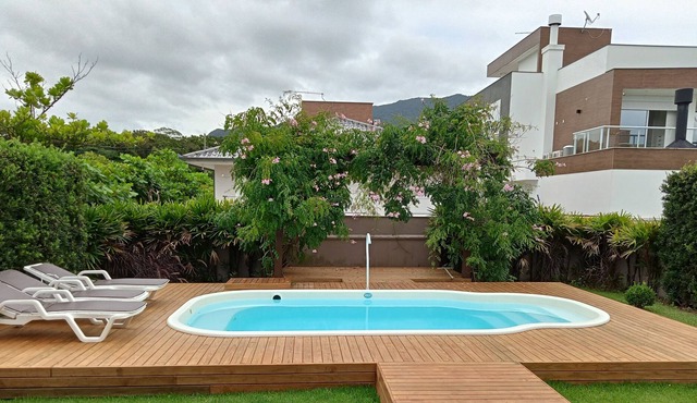 Large house, w / pool, 3 bedrooms w / Ar Cond., Garden, cozy for family