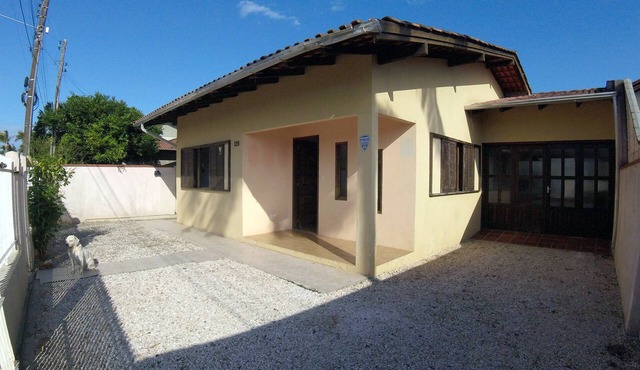 Large house between Meia Praia and Perequê 500m from the beach w/WiFi and barbecue