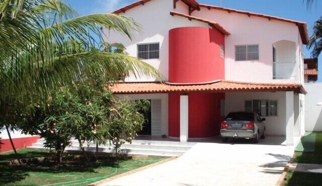 Large house with three comfortable suites, pool, barbecue.