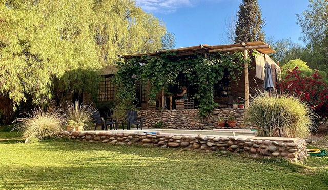 Las Pircas, country house with private pool, surrounded by wineries and vineyards.