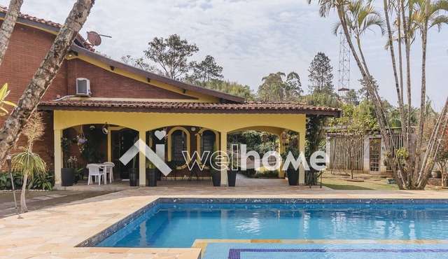 Linda Casa com Piscina em Jacareí