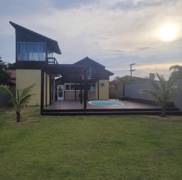 LINDA CASA COM PISCINA DE FRENTE PARA A LAGOA