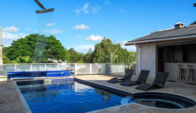 Linda Casa com Piscina e muito lazer em Quadra/SP