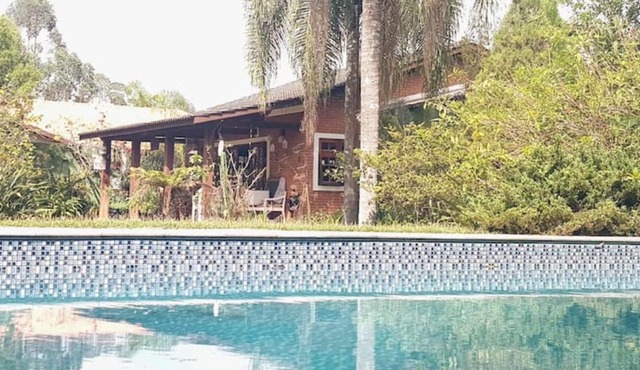 LINDA CHACARA EM CONDO A 40 MIN DE SP com piscina climatizada, churrasqueira, wifi, 5 quartos e muita natureza