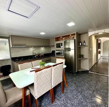 Linda e Ampla Casa Inteira Próxima ao Centro de Criciúma