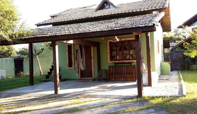 Located 300 meters from the beach, the house faces east and is surrounded by grass.