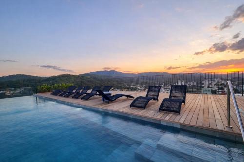 Loft 1812 - 200m Vila Germânica Piscina-Garagem