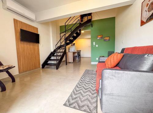 Loft no Centro c/mezanino e vaga p/4 pessoas