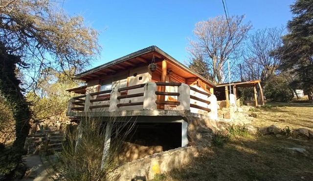 Lugar de paz y alegría en medio de montañas y río.