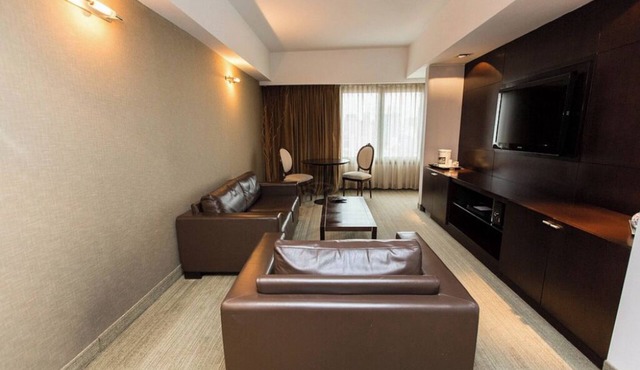 Luxe Central Suite | Rooftop Pool | Steps to Galerías Pacífico & Teatro Colón