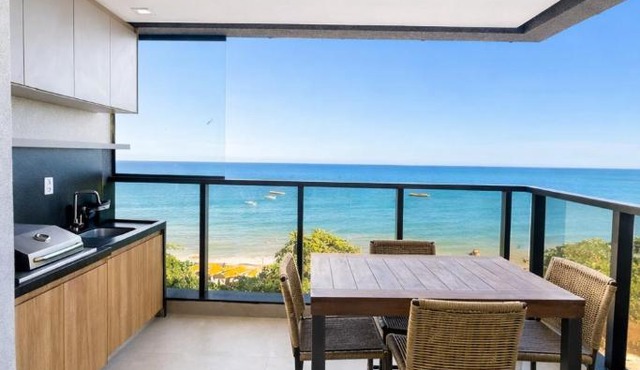 Luxo à Beira Mar com 3 suites e varanda Goumert com churrasqueira vista para o mar