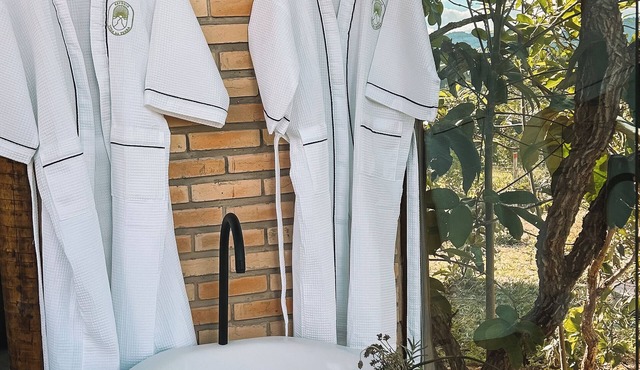 Luxurious Coral Chalet with bathtub, privacy and surrounded by nature.