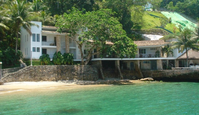 Luxurious house with private beach, swimming pool, and panoramic views of Angra Bay.