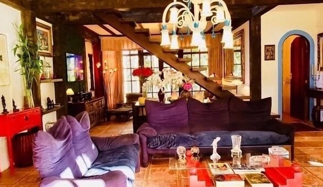 Luxurious mansion on an 11,000 m2 property with a lake and hiking trails.