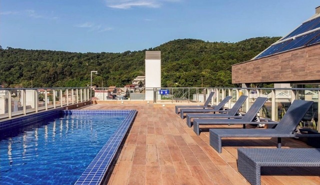 Luxury 2BR 2 Min Walk to Beach Rooftop Pool BBQ 2 Parking