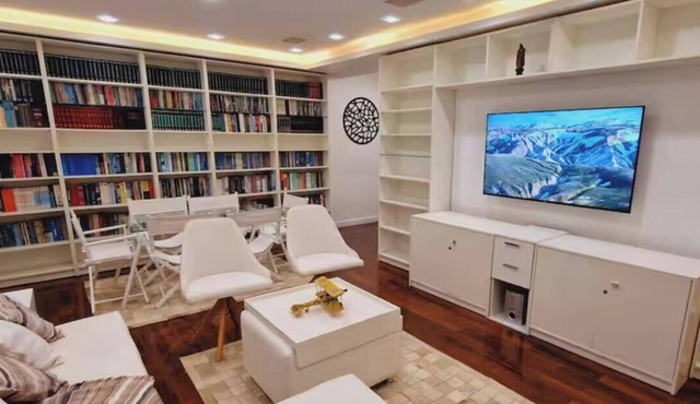 Luxury and comfort in Rio, including Maracanã, Sambadrome, UERJ (State University of Rio de Janeiro), Zoo, and Tijuca Forest. Pet-friendly.