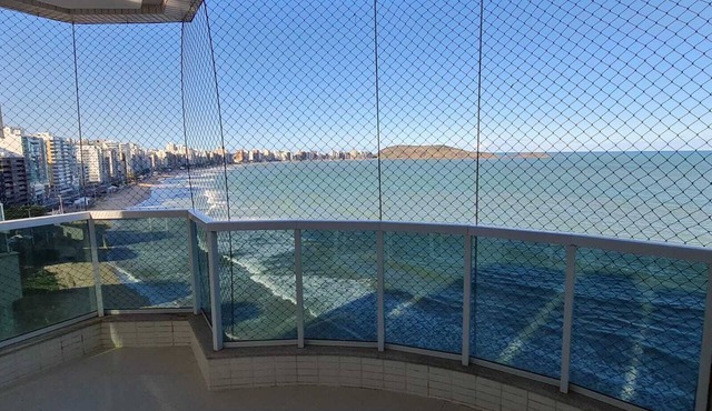 Luxury Apartment, Beachfront, 3 Bedrooms 2 Gar.