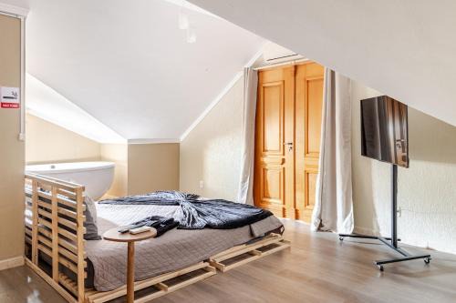 Luxury Suite with Bathtub - 7 min to BC Beach - Up to 4