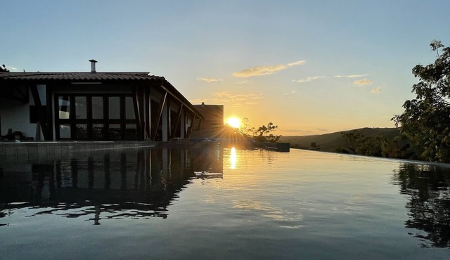 Luxury Villa w / 600m2, gourmet area and beautiful view of the mountains