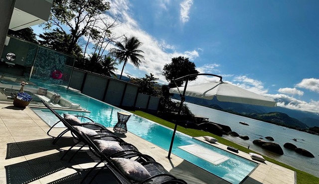 Mansion on the sand, private beach, heated jacuzzi, wet bar