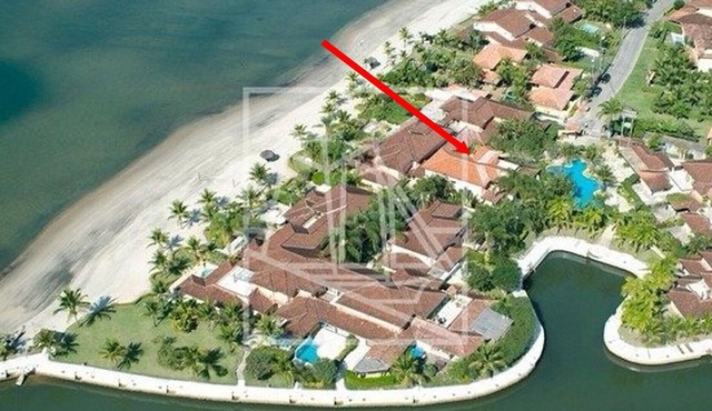 MAGNIFICENT HOUSE 4 SUITES ON FRADE BEACH + BOAT FERRETTI 46 (Optional Rental)